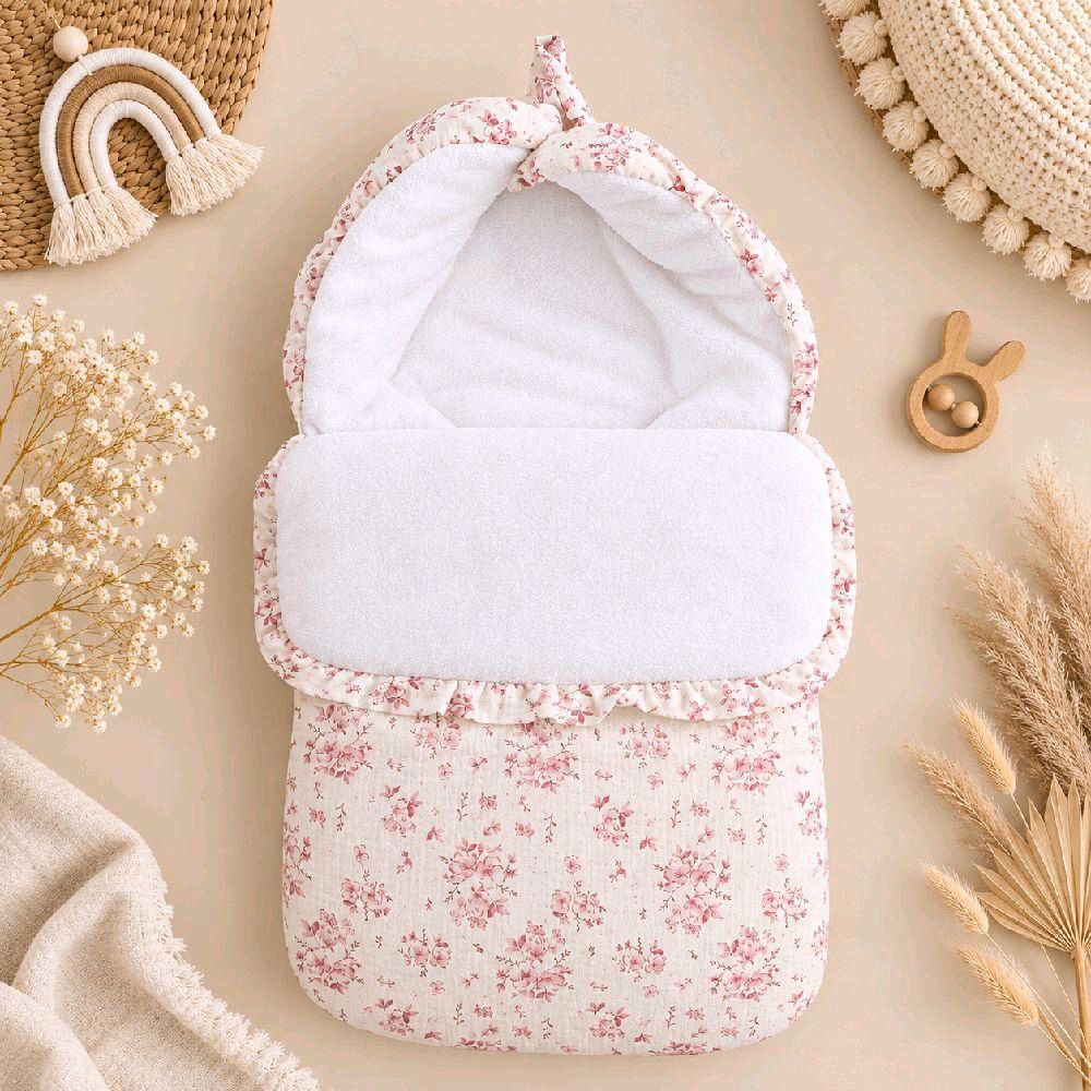 Nid d'ange bébé motif fleurs de coton rose