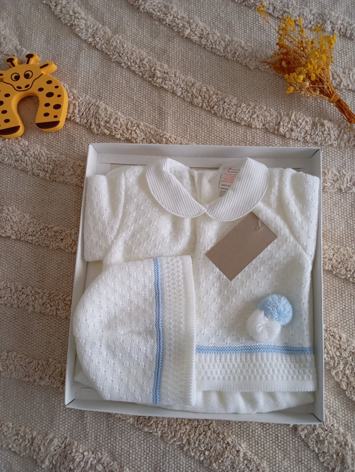 Ensemble blanc à pompons et liseré bleu