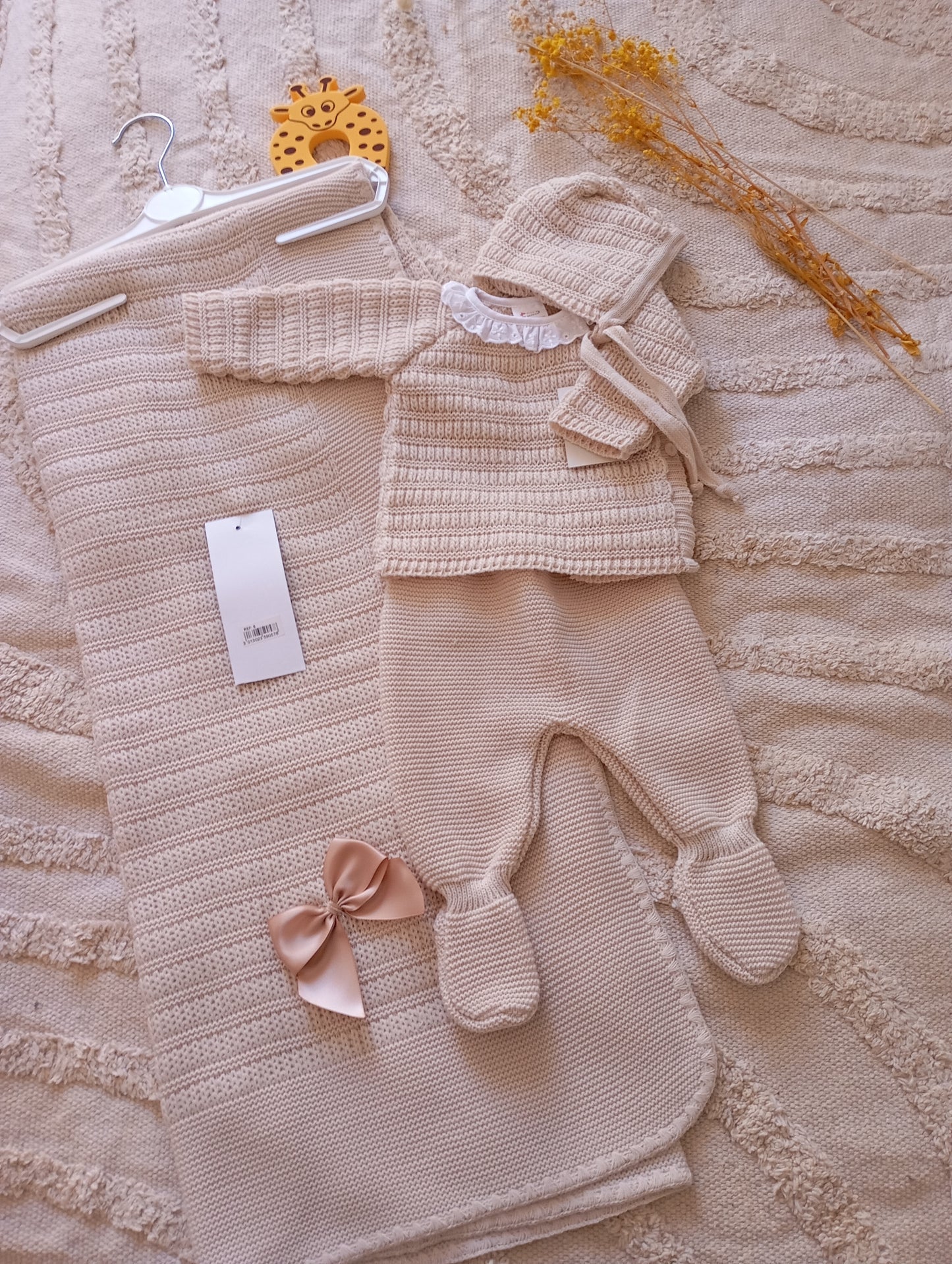 Ensemble bébé beige avec couverture