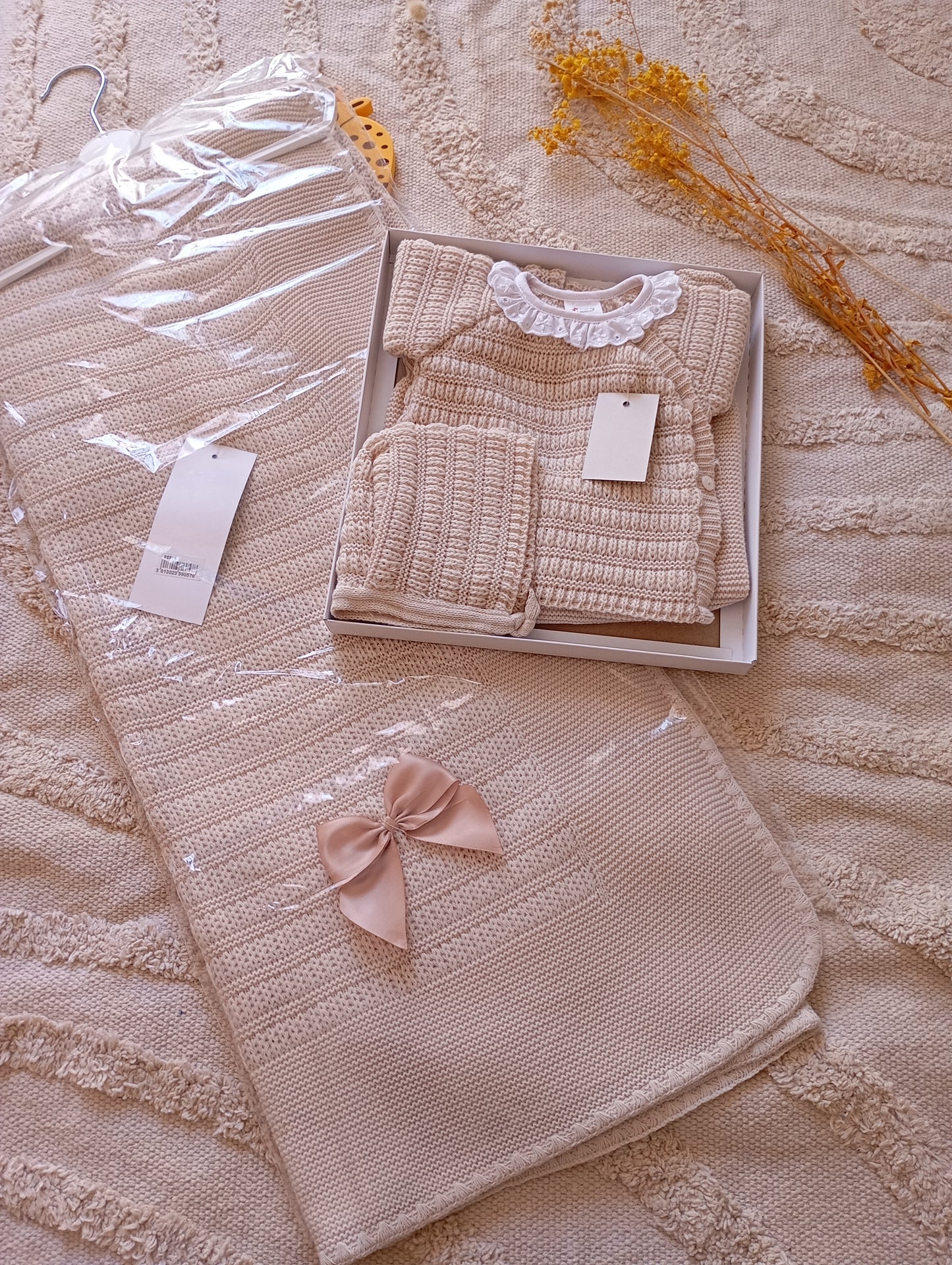 Ensemble bébé beige avec couverture