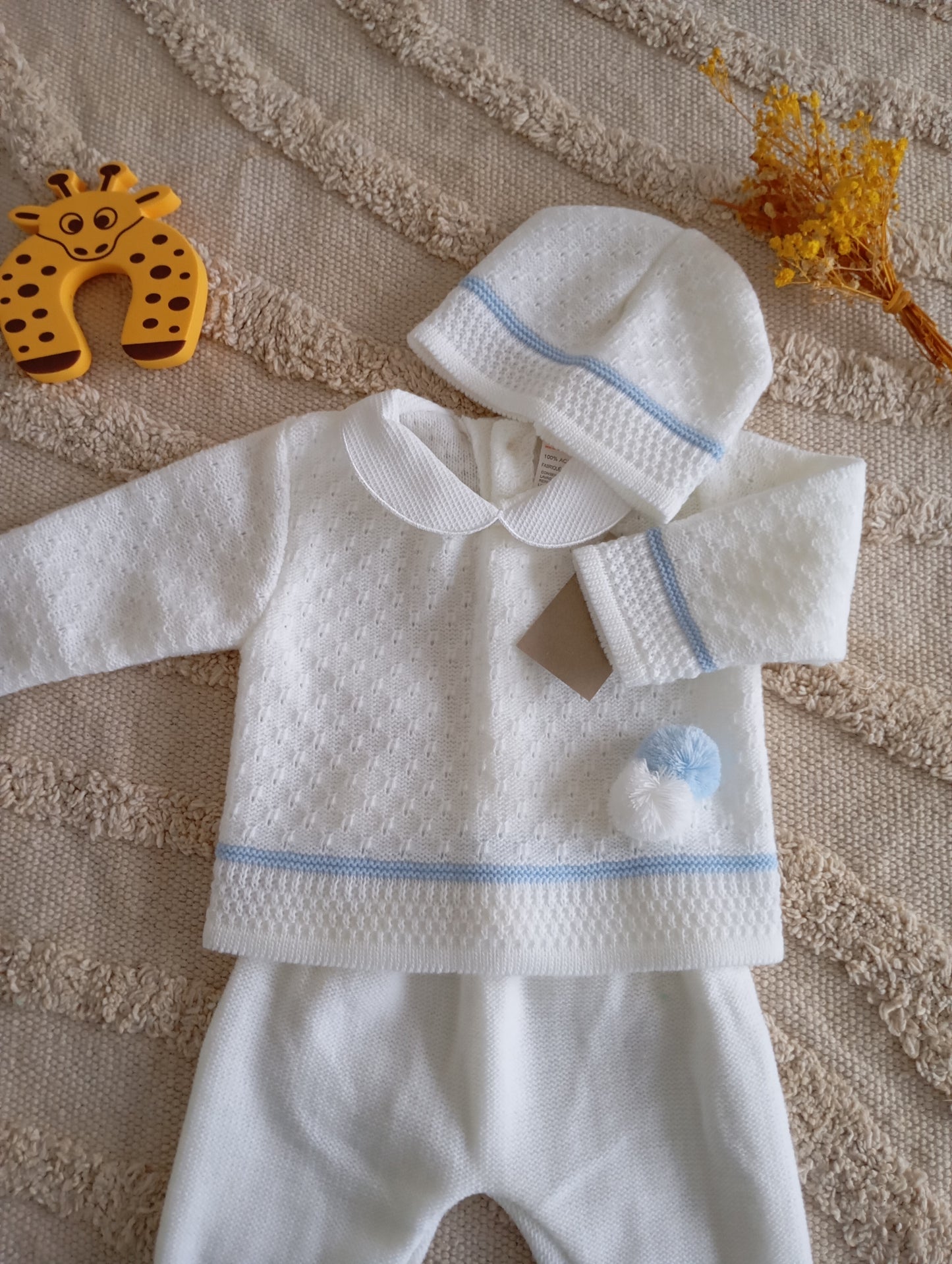 Ensemble blanc à pompons et liseré bleu