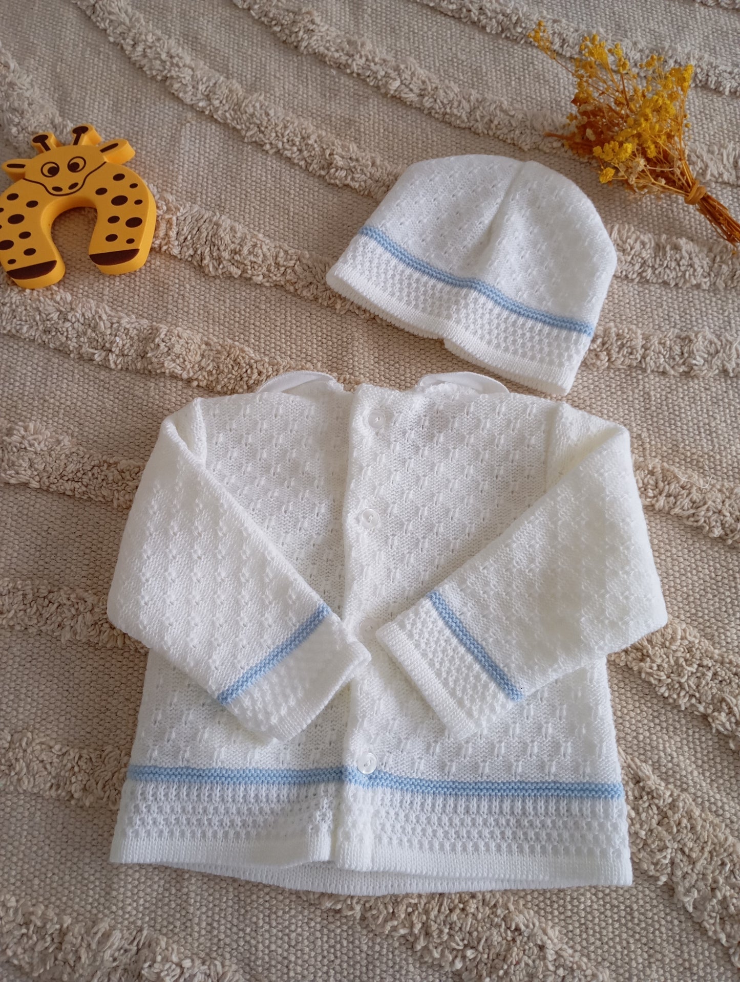 Ensemble blanc à pompons et liseré bleu